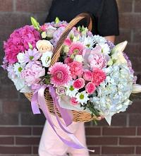 Цветочная композиция из Розы, Хризантемы, Пионы и Лизиантусы в корзине в Тасеево