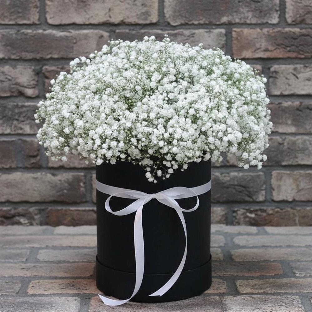 Цветочная композиция из Гипсофила в шляпной коробке в Тасеево