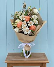 Букет цветов из:  Альстромерии, Лизиантусы, Розы и Хризантемы в Тасеево