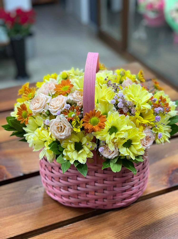 Цветочная композиция из Хризантемы и Розы в корзине в Тасеево