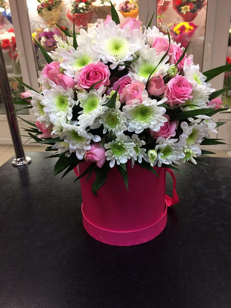 Цветочная композиция из Розы и Хризантемы в шляпной коробке в Тасеево