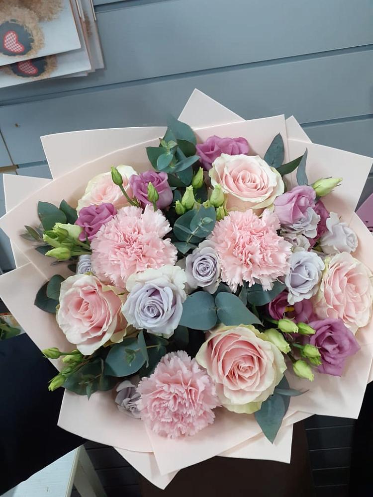 Букет цветов из: Розы, Гвоздики и Лизиантусы в Тасеево